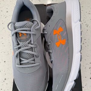 New mens Sz 11 Under Armour Gray Shoes with Orange Highlights